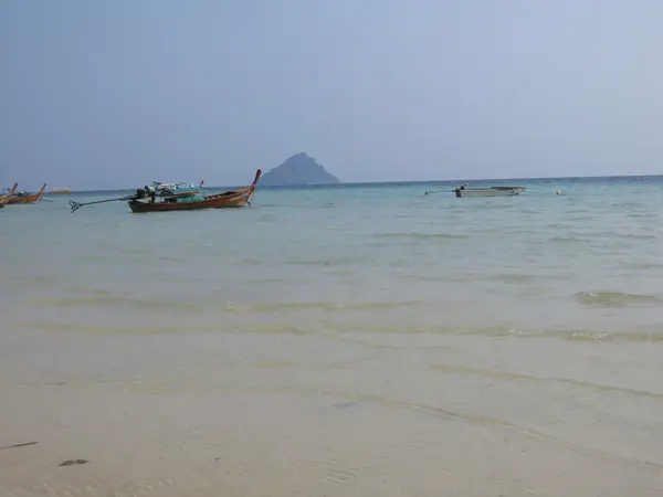 Phi Phi Island - Barca a coda lunga tradizionale, Erawan Palm Resort Thailandia — Foto Stock