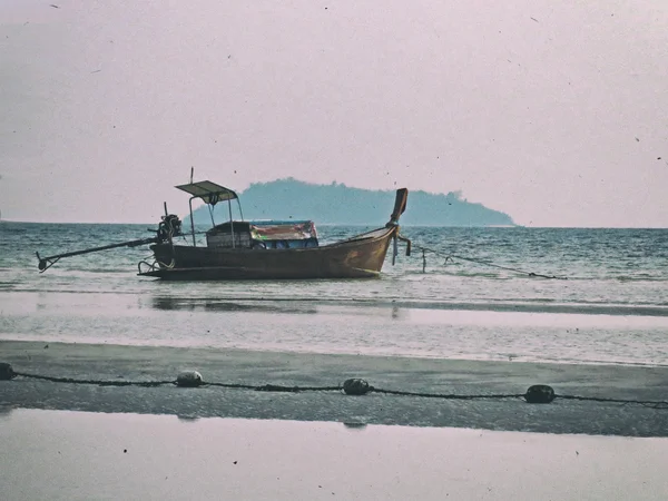 Phi Phi Island - Traditional longtail boat, Erawan Palm Resort Thailand — Stock Photo, Image