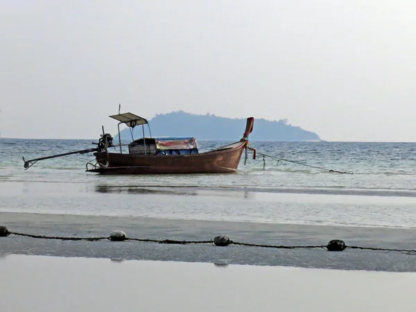 Остров Пхи Пхи - традиционная длиннохвостая лодка, Erawan Palm Resort Thailand — стоковое фото