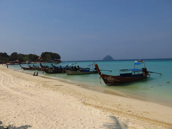 Phi Phi Island - traditionele longtail boot, Erawan Palm Resort Thailand — Stockfoto