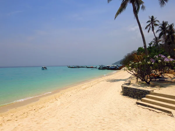 Phi Phi Island - traditionella longtail båt, Erawan Palm Resort Thailand — Stockfoto