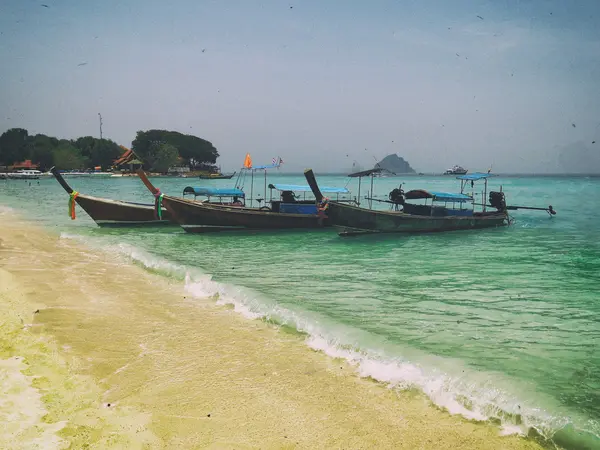 Phi Phi Island - traditionele longtail boot, Erawan Palm Resort Thailand — Stockfoto