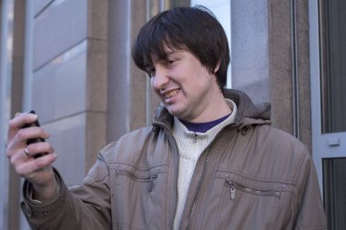 Cep telefonlu genç adam.