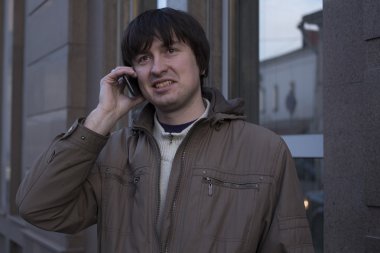 Telefonda konuşurken portre adam