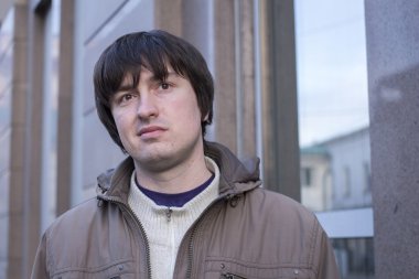 Cep telefonlu genç adam.