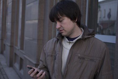 Telefonda konuşurken portre adam