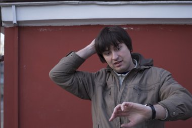 Yakışıklı genç adam geç oldu. 