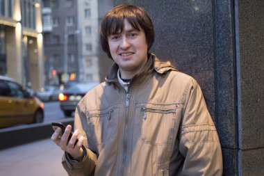 Cep telefonlu genç adamın portresi