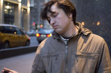 Cep telefonlu genç adamın portresi