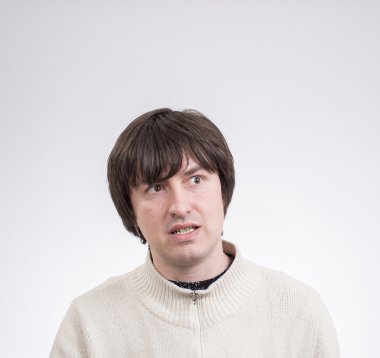 Genç adam duyguları ifade etme