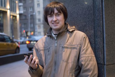 Cep telefonlu genç adamın portresi