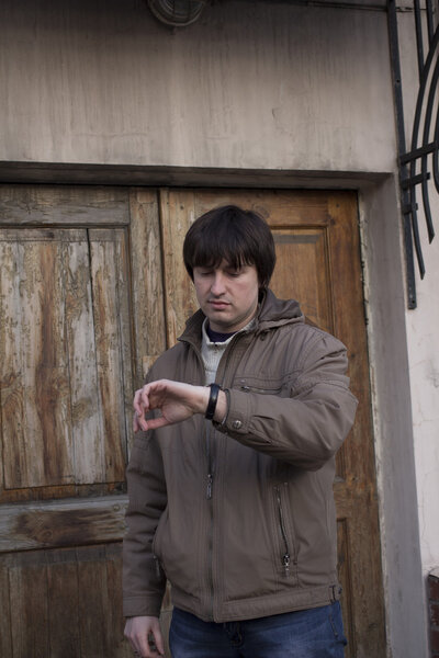 Красивый молодой человек ждет
. 