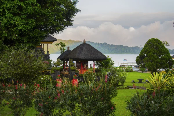 View of temple on Lake Bratan — Stock Photo, Image