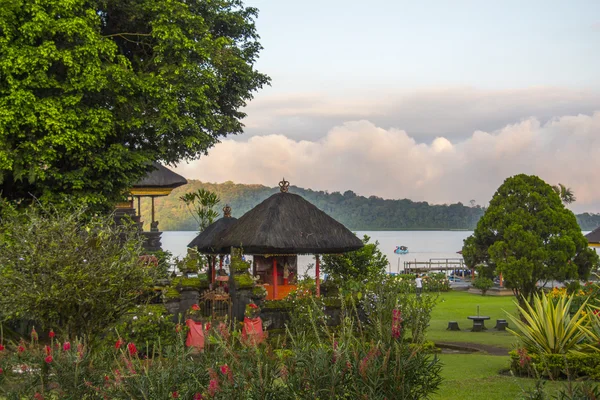 View of temple on Lake Bratan — Stock Photo, Image