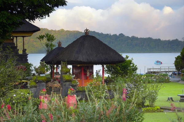 View of temple on Lake Bratan — Stock Photo, Image