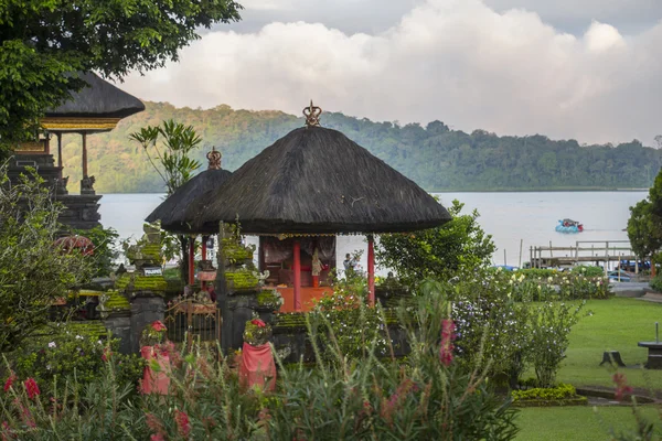 View of temple on Lake Bratan — Stock Photo, Image