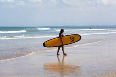 Genç sörfçü. Kuta, Bali, Endonezya