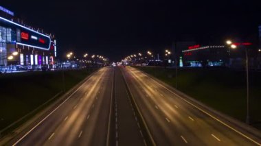 Gece ışıkları Moskova. Karayolu trafik