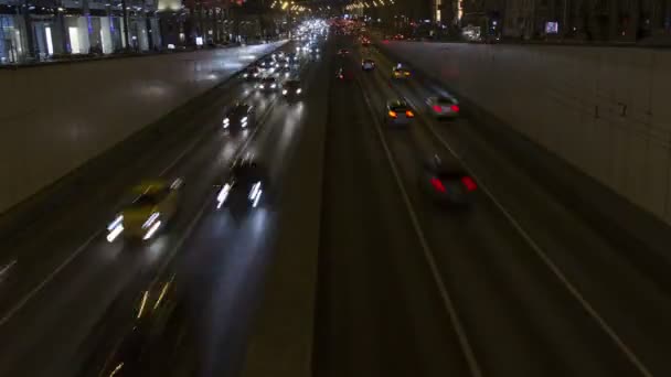 Luces de la ciudad nocturna. Coche y carretera timelapse — Vídeos de Stock