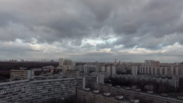 Temps écoulé entre la ville et les nuages — Video