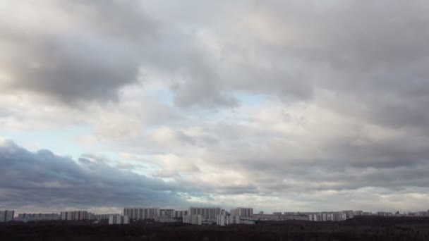 Caducidad de la ciudad y las nubes — Vídeos de Stock