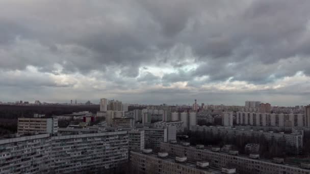 Tempo de queda da cidade e nuvens tempestuosas . — Vídeo de Stock