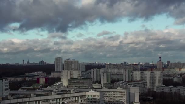 Time lapse de la ville et des nuages orageux .