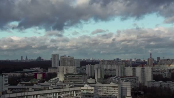 Tijdspanne van stad en stormachtige wolken. — Stockvideo