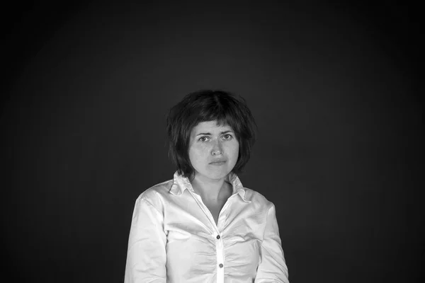 Porträtt av ung ledsen kvinna — Stockfoto