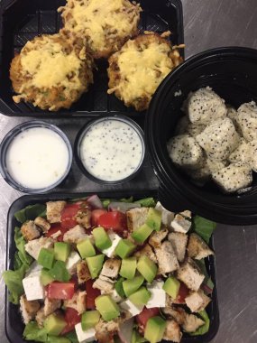 Farklı yemek türleriyle dolu bir kutu.