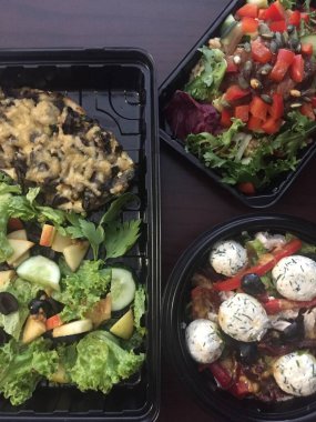 Farklı yemek türleriyle dolu bir kutu.