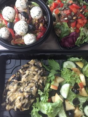 Farklı yemek türleriyle dolu bir kutu.