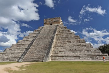 Maya halkı mimarisi. Tüylü yılan Tapınağı Chichen Itza mavi gökyüzü arka plan üzerinde içinde