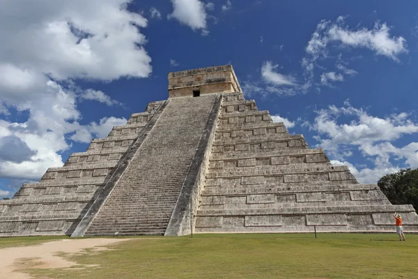 Architettura maya. Tempio di Kukulkan a Chichen Itza sullo sfondo del cielo blu — Foto Stock