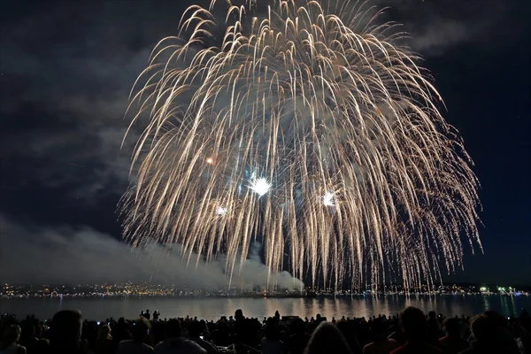 Vay! İnanılmaz sulu havai fişek atış!!!