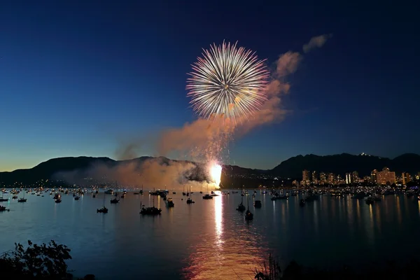 İngilizce Bay üzerinde havai fişek. Vancouver, Amerika Birleşik Devletleri