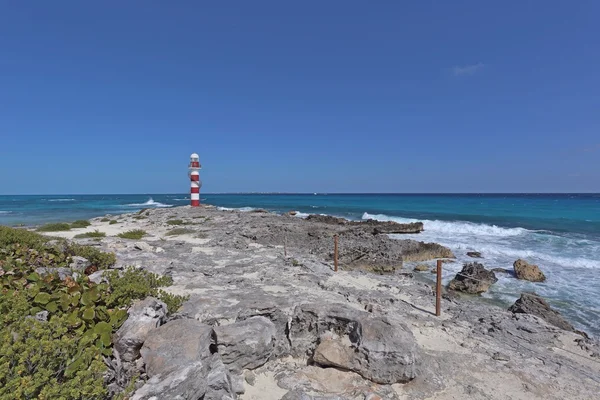 Deniz feneri güneşli taş Rock — Stok fotoğraf