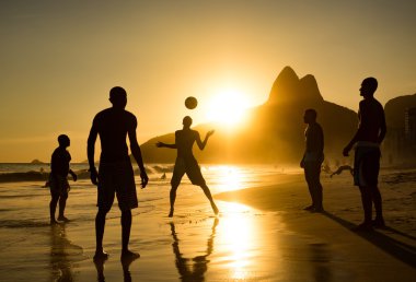 Siluet, yerliler oynarken maça Ipanema Plajı, Rio de Janeiro, Brezilya