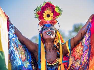 Brezilyalı kadın Afrika asıllı giyen renkli kostüm Carnaval Rio de Janeiro, Brezilya için