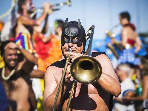 Músicos mascarados tocando em desfile de rua no Carnaval 2016 no Rio de Janeiro, Brasil — Fotografia de Stock