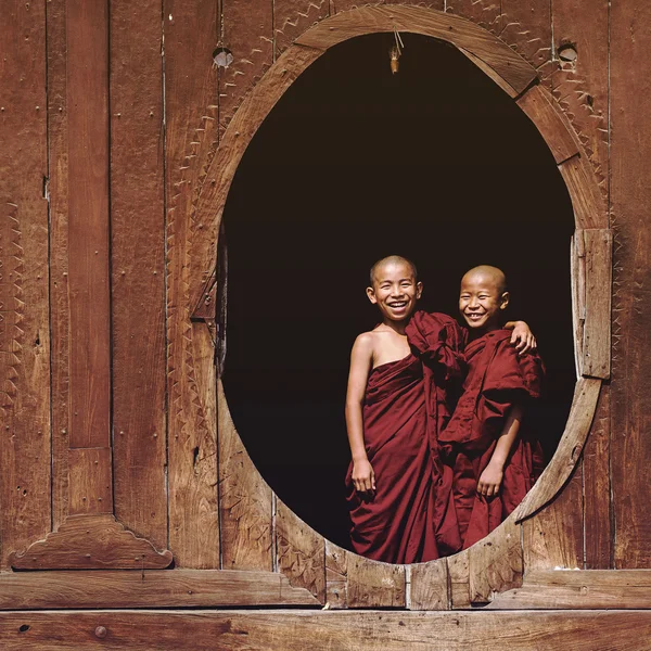 Nybörjare buddhistmunkar på Shwe Yan Rene kloster i Nyaung Shwe, — Stockfoto