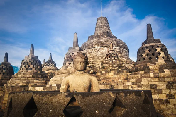 Boeddhabeeld bij zonsondergang op de Borobudur, Java, Indonesië — Stockfoto