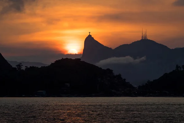 Corcovado Berg und Christus der Erlöser Statue bei Sonnenuntergang, Rio de Janeiro, Brasilien — Stockfoto