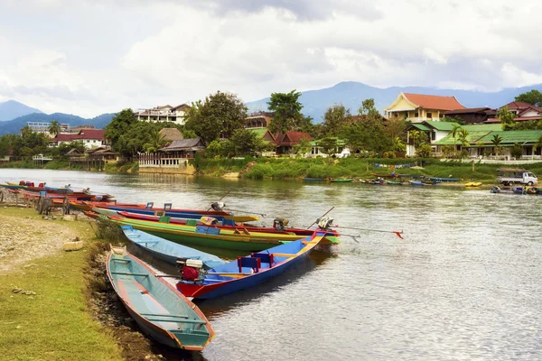 Barche lungo il fiume Song a Vang Vieng, Laos — Foto Stock