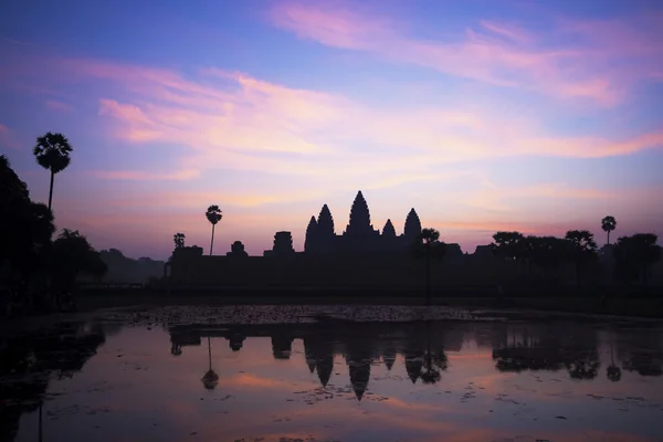 カンボジアのシェムリアップで日の出時のアンコールワット寺院 — ストック写真