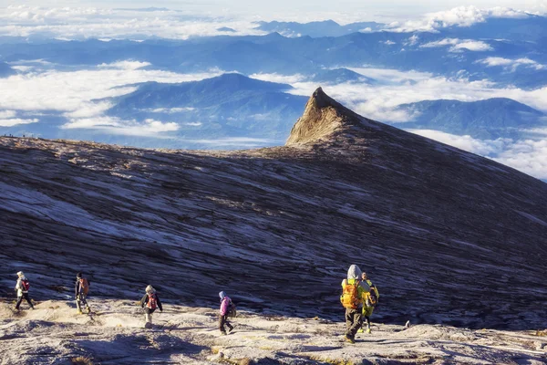 Senderistas en la cima del monte Kinabalu al amanecer en Sabah, Borneo, Malasia — Foto de Stock