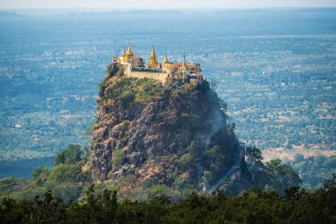 Popa Dağı, Bagan, Mandalay Tümeni, Myanmar (Burma) yakınlarında sayısız Nat tapınağı ve kutsal emanetlerin bulunduğu önemli bir hac alanı.).