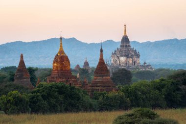 Eski Budist tapınakları ve pagodalar Eski Bagan, Myanmar 'da (Burma).