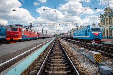 Rusya 'nın Irkutsk kentindeki Irkutsk-Passazhirsky tren istasyonundaki trenler, Sibirya ötesi demiryolu boyunca önemli bir durak.. 