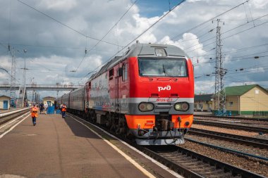 Rusya 'nın Novosibirsk kentindeki Novosibirsk-Glavny Tren İstasyonu' nda tren, Sibirya ötesi demiryolu boyunca önemli bir durak..